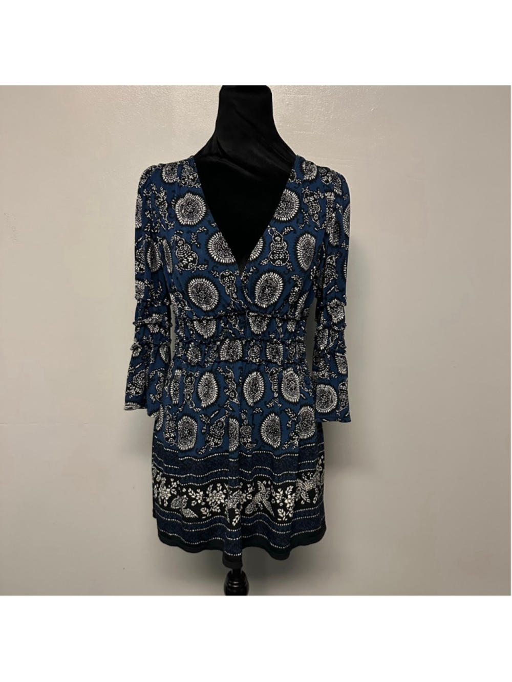 Max Studio Blue White Floral Tunic Top Size Medium cinched waist Bell sleeve